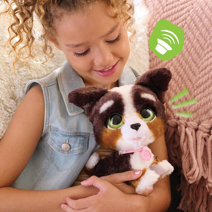 Menina a abraçar o cão interativo Walkalots Bernedoodle