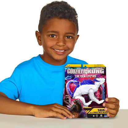 Criança sorridente a segurar a embalagem da figura Shimo de Godzilla x Kong