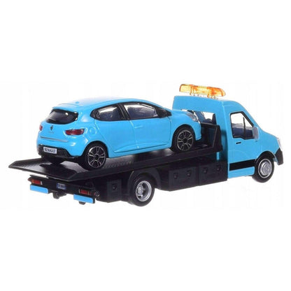 Iveco Daily com Renault Clio visto de trás