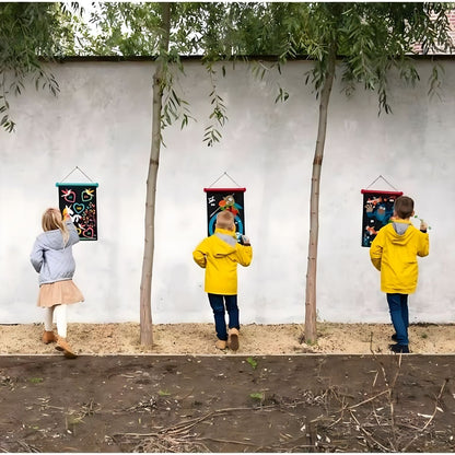 Crianças a jogar com os Dardos Magnéticos Princesa pendurados num muro