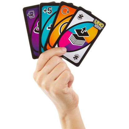 Mão a segurar cartas Uno Flip! do lado escuro em leque