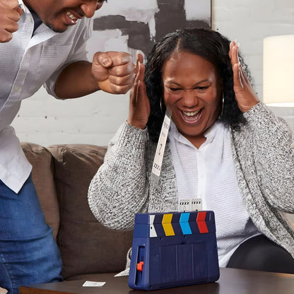Adultos a jogar ao Jogo Gestos com o leitor de cartas