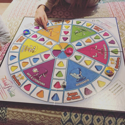 Tabuleiro do Trivial Pursuit Edição Família em jogo sobre uma mesa