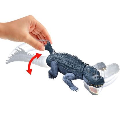 Mão a mexer a cauda do Purussaurus Jurassic World, que abre e fecha a boca