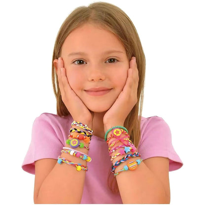 Menina sorridente com pulseiras da amizade nos pulsos