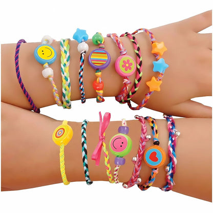 Pulsos com várias pulseiras da amizade coloridas com contas