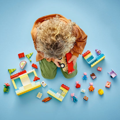 Criança vista de cima a brincar com o LEGO Duplo Supermercado da Peppa