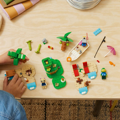 Criança a montar o LEGO Animal Crossing Passeio de barco do Kapp'n