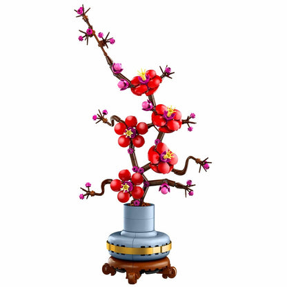 Ramo LEGO Botanicals 10369 Flor de Ameixa montado num vaso azul, conjunto de 327 peças para maiores de 18 anos.