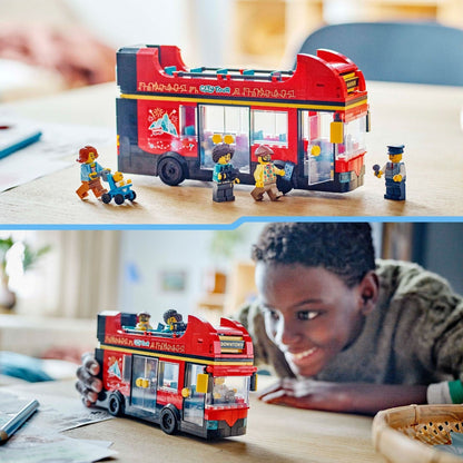 Autocarro LEGO City de 2 pisos na mesa com minifiguras e criança a observá-lo de perto