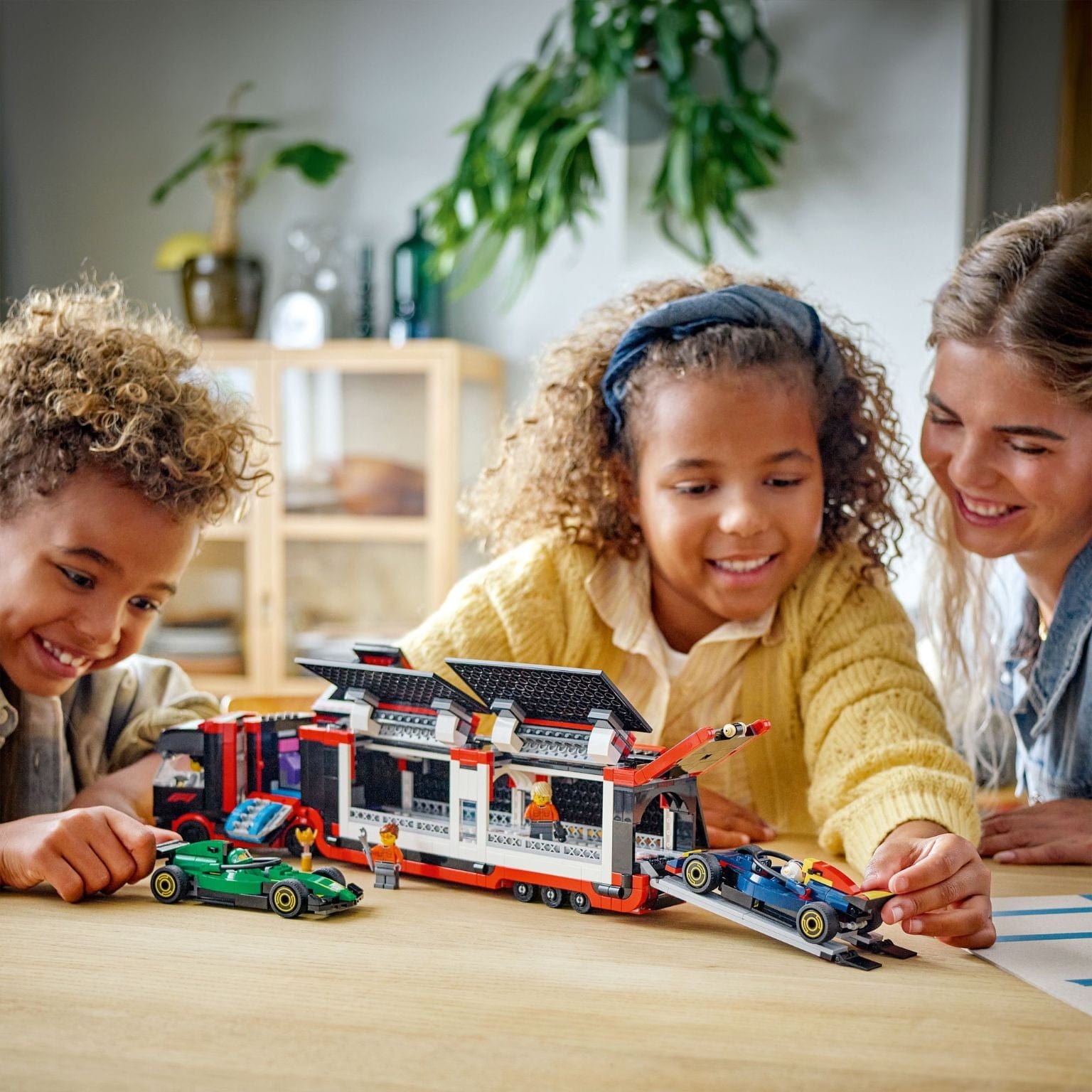 Apresentamos Lego City Camião de F1 com Carros de F1® RB20 e AMR24 com o SKU 666044525 recomendado para + 8 anos