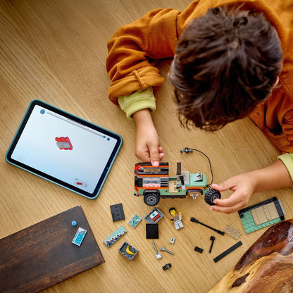 Criança a montar a Carrinha 4x4 LEGO City com instruções num tablet