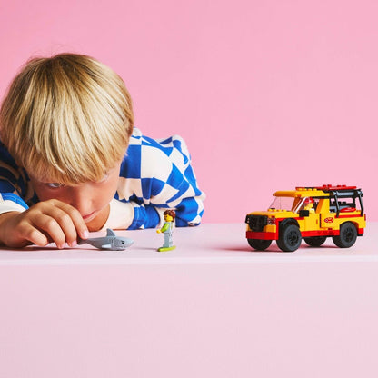 Rapaz a brincar com a Carrinha de Resgate Salva-vidas LEGO City