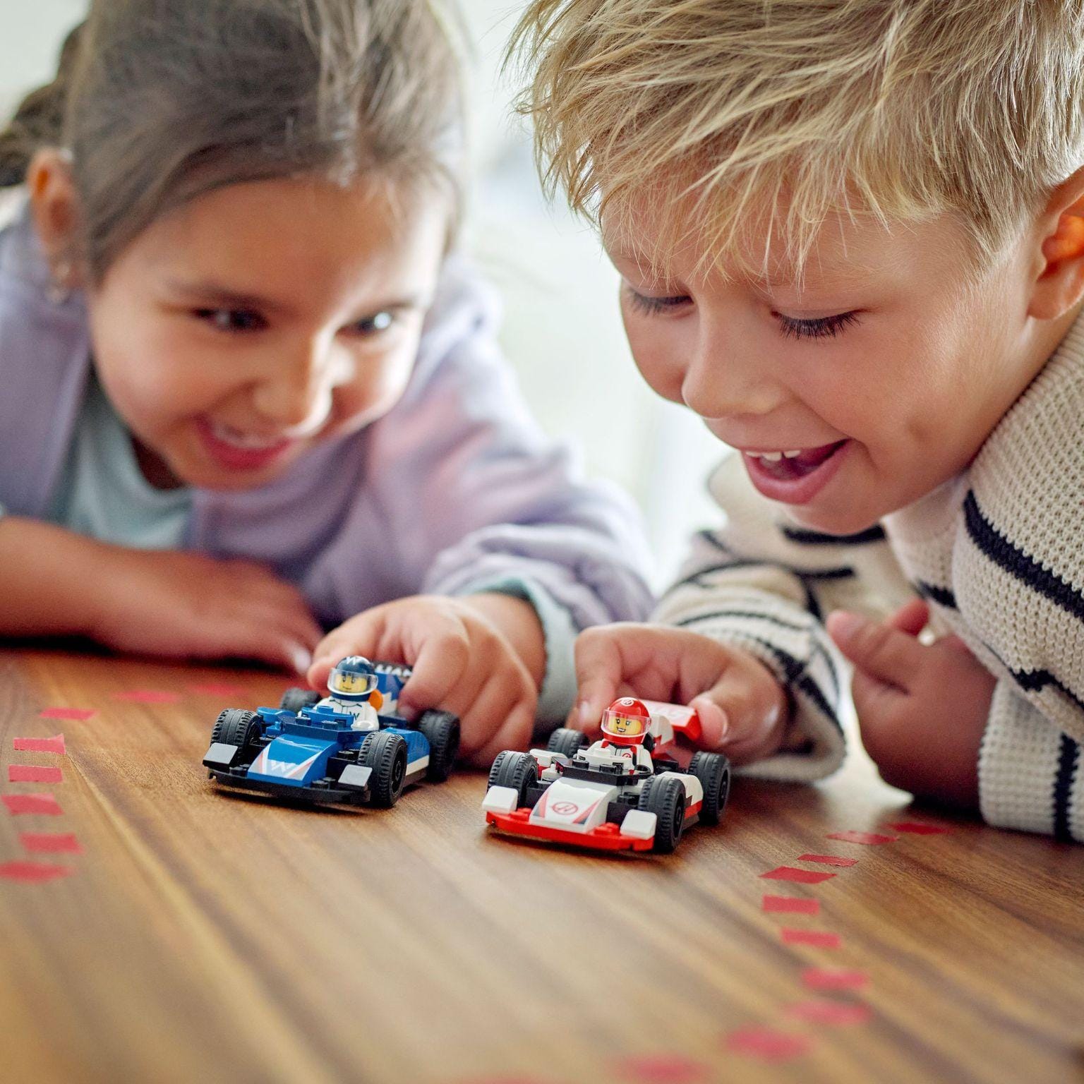 Apresentamos Lego City Carros de Corrida F1 da Williams Racing e Haas F1 com o SKU 666046425 recomendado para + 4 anos