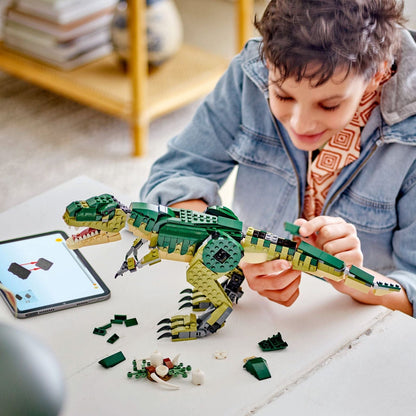 Rapaz a construir o LEGO Creator T. rex numa mesa com tablet