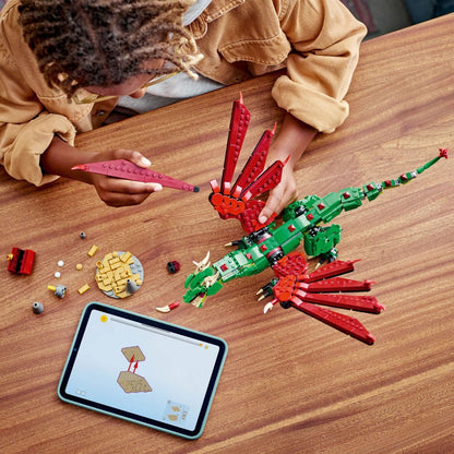 Criança a montar o LEGO Creator Dragão Medieval com tablet
