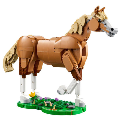 Cavalo castanho LEGO Creator Cavalo Encantador montado sobre relva