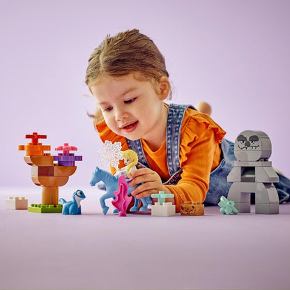 Menina a brincar com o conjunto LEGO DUPLO Elsa e Bruni na Floresta Encantada