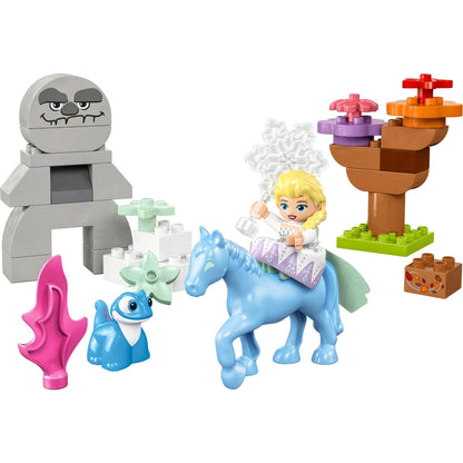 Peças LEGO DUPLO com Elsa, cavalo azul, Bruni, troll de pedra e árvore