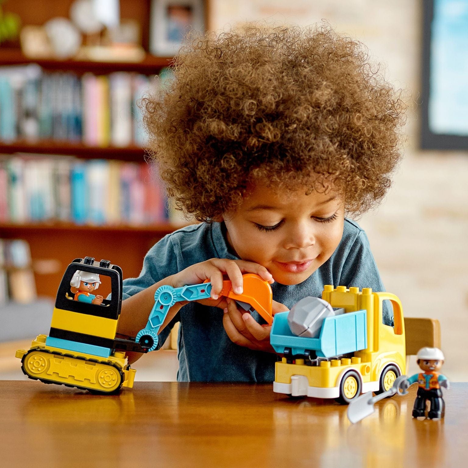 Apresentamos Lego Duplo Camião e Escavadora de Lagartas com o SKU 661093125 recomendado para + 2 anos