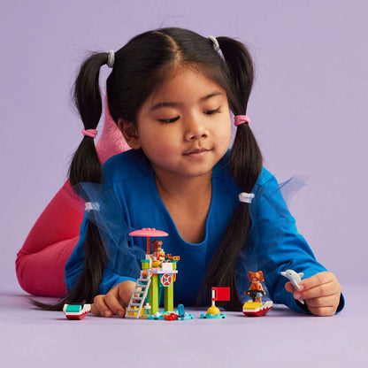 Menina a brincar com o LEGO Friends Mota de Água de Praia