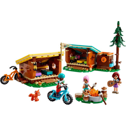 LEGO Friends Cabanas do Campo Aventura montadas com minifiguras e bicicletas