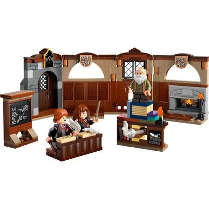 LEGO Aula de Encantamentos montada com Flitwick e alunos