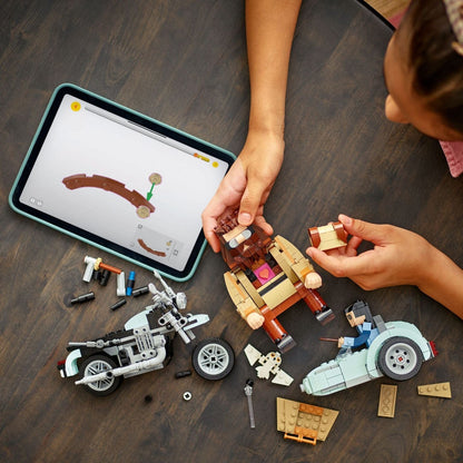 Mãos a montar o LEGO Passeio de Mota de Hagrid e Harry com tablet