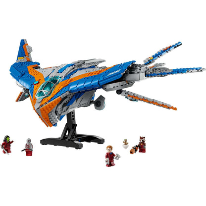 Nave LEGO Milano laranja e azul montada no suporte, com minifiguras dos Guardiões