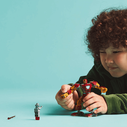 Criança a brincar com o LEGO Robô do Iron Man contra Ultron