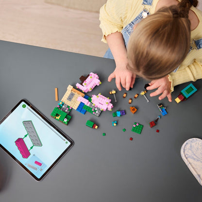 Crianças a montar o LEGO Minecraft O Jardim das Cerejeiras com tablet