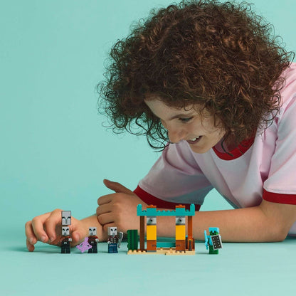 Criança a brincar com o LEGO Minecraft Patrulha do Deserto Illager