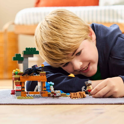 Rapaz a brincar com o LEGO Minecraft Expedição da Mina do Armadilho