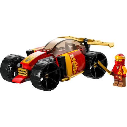Carro de corrida LEGO vermelho e dourado com minifigura do Kai