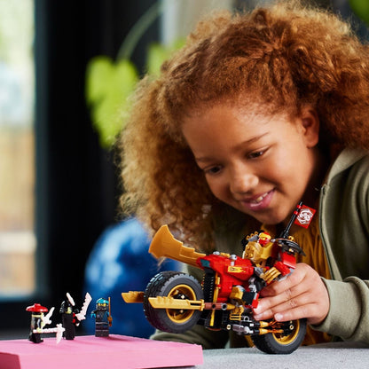 Menina a brincar com o LEGO Ninjago Mech Motard EVO do Kai