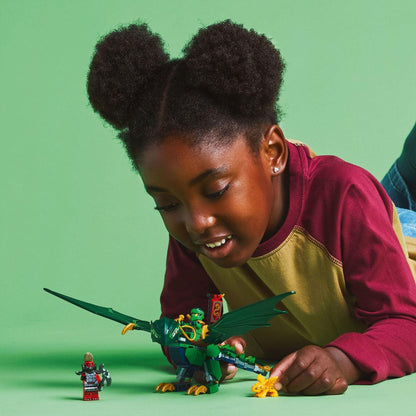 Criança a brincar com o LEGO Ninjago Dragão do Lloyd