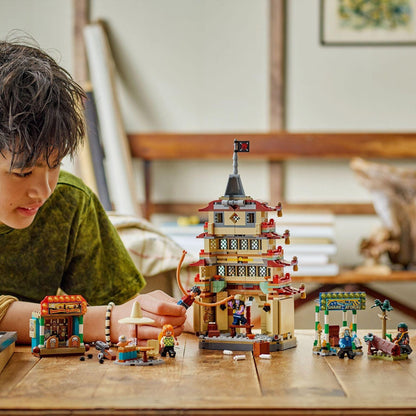 Criança a brincar com o conjunto LEGO One Piece Batalha no Parque Arlong