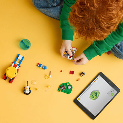 Criança a montar o LEGO Sonic com instruções num tablet