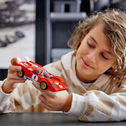 Rapaz a segurar o LEGO Speed Champions 1970 Ferrari 512 M montado