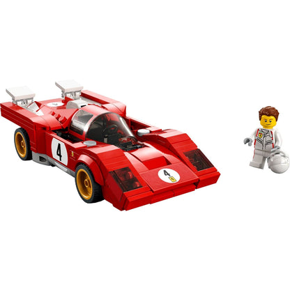 Ferrari 512 M LEGO vermelho montado ao lado da minifigura do piloto