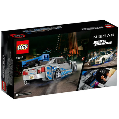 Parte de trás da caixa LEGO 76917 Nissan Skyline com o carro em cena urbana noturna