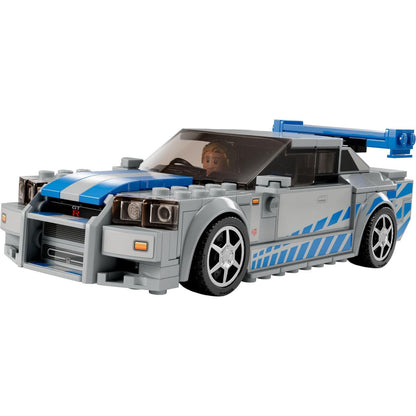 Nissan Skyline GT-R R34 LEGO prateado e azul montado, com minifigura ao volante