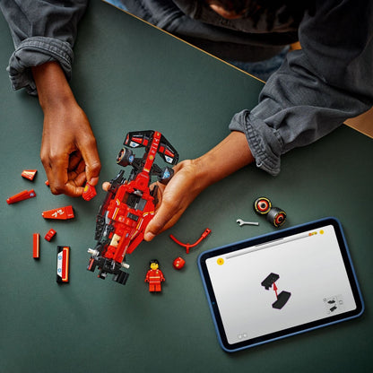 Mãos a montar o LEGO Ferrari SF-24 F1 com instruções num tablet