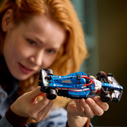 LEGO Speed Champions Carro de Corrida VCARB 01 F1: mulher a segurar o carro montado