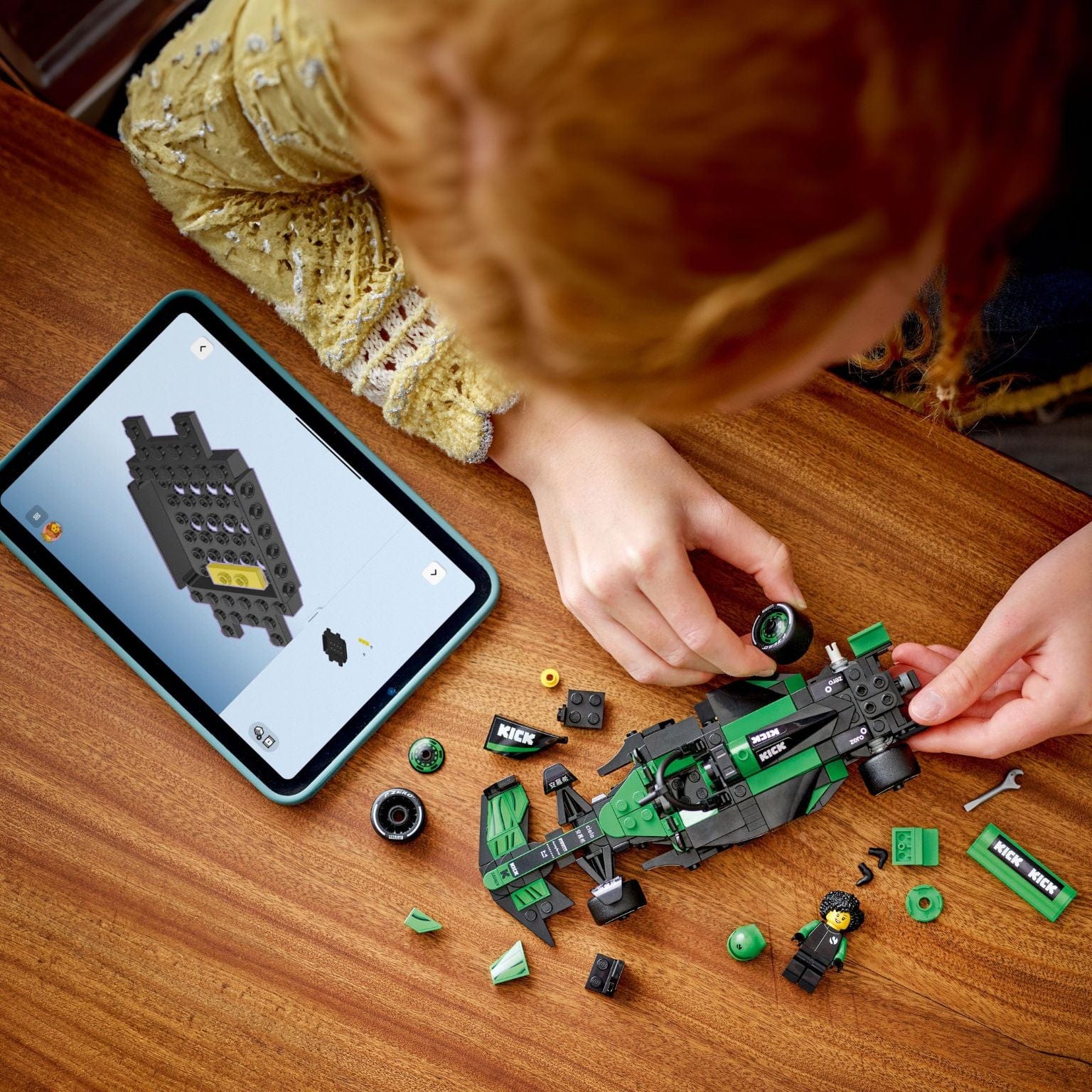 Apresentamos Lego Speed Champions Carro de Corrida KICK Sauber F1® Team C44 com o SKU 667724725 recomendado para + 10 anos