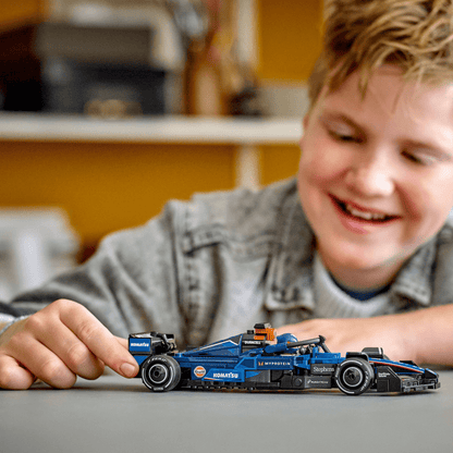 Lego Speed Champions Williams Racing FW46 F1 com criança a brincar