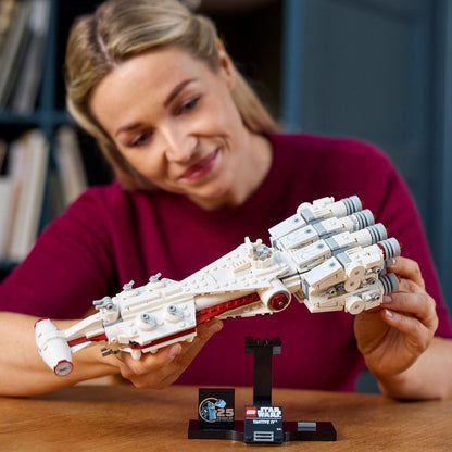 Mulher a admirar a nave LEGO Star Wars Tantive IV montada