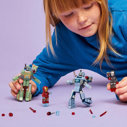Lego Iron Man e Máquina de Guerra contra Drones Hammer com menina a brincar