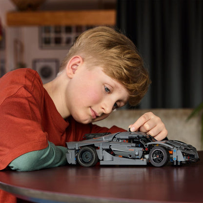 Rapaz a montar o LEGO Technic Koenigsegg Jesko Absolut