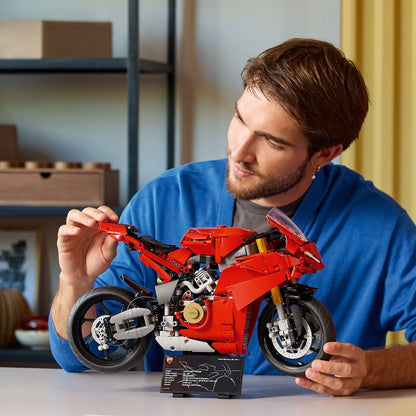 Homem a ajustar a mota LEGO Technic Ducati Panigale V4 S montada
